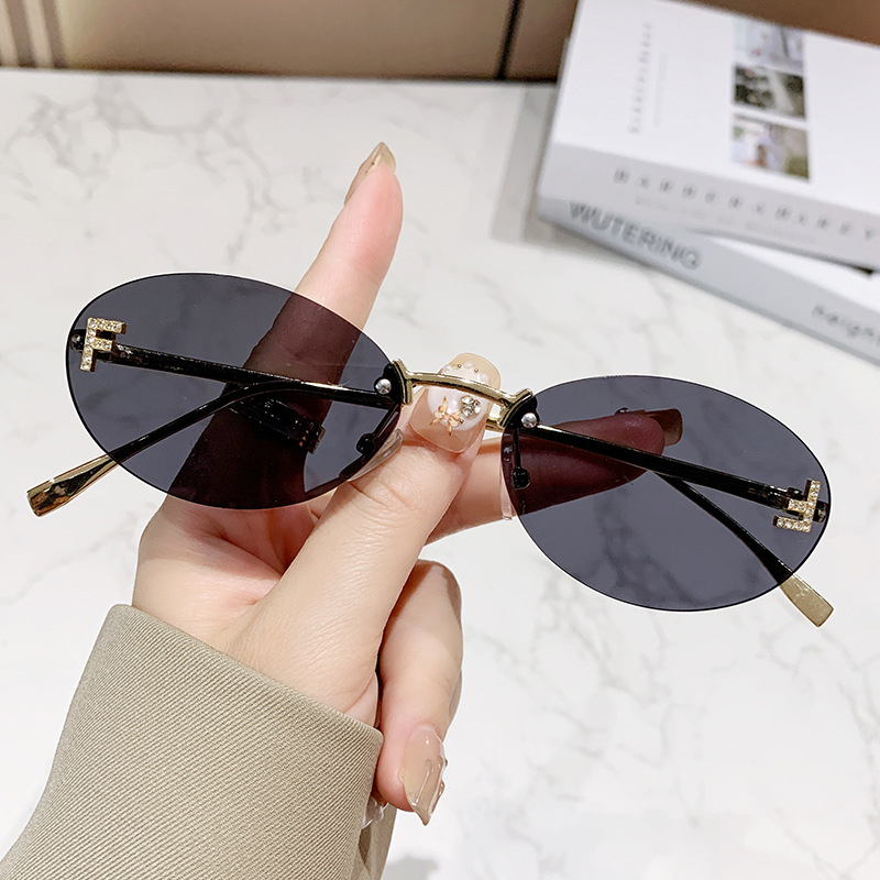 Lunettes de soleil ovales sans monture tendance pour femmes, petite taille, monture en métal, protection UV400, pour les loisirs en plein air et les vacances