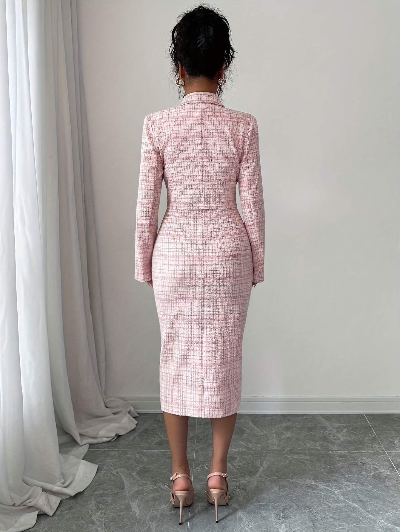 Ensemble de robe deux pièces européen et américain 2026 avec col réversible, manches longues, longueur courte, veste à motif à carreaux et motif animalier.