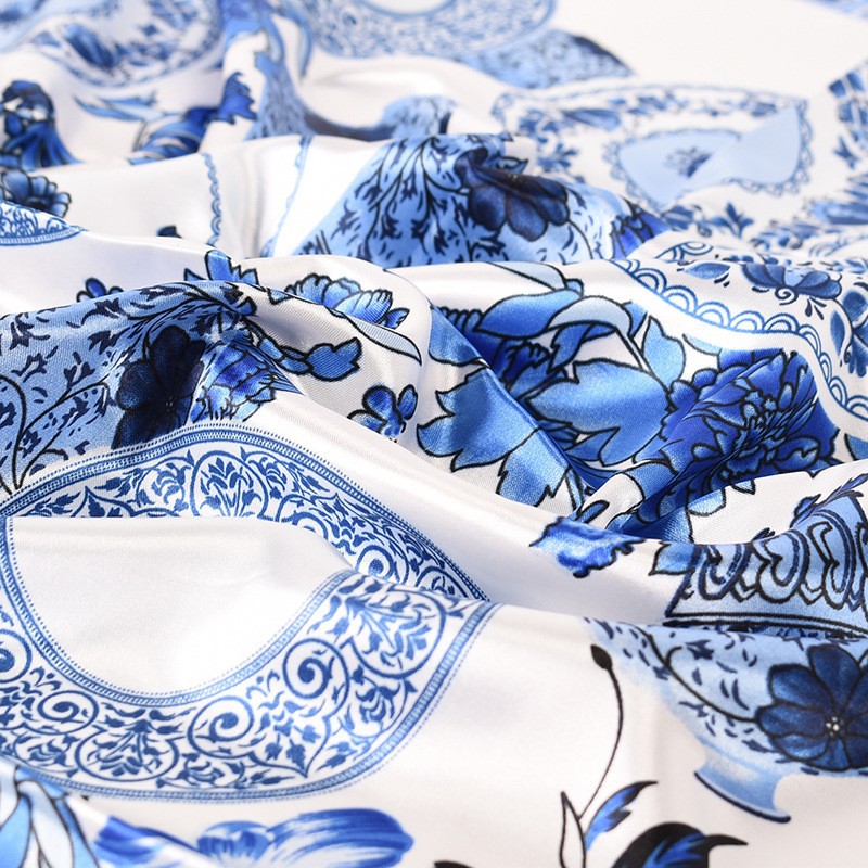 Écharpe carrée tendance de 90 cm, imprimé porcelaine bleue et blanche, foulard en soie élégant et polyvalent, écharpe d'été pour toutes les femmes