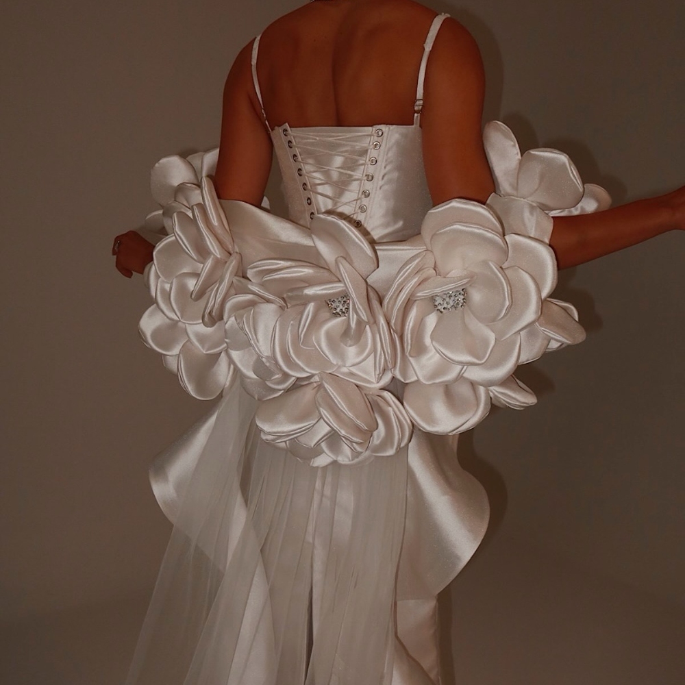 Cape de mariée de luxe en satin à fleurs 3D, châle long en mousseline transparente avec traîne, boléro blanc orné de cristaux pour la mariée