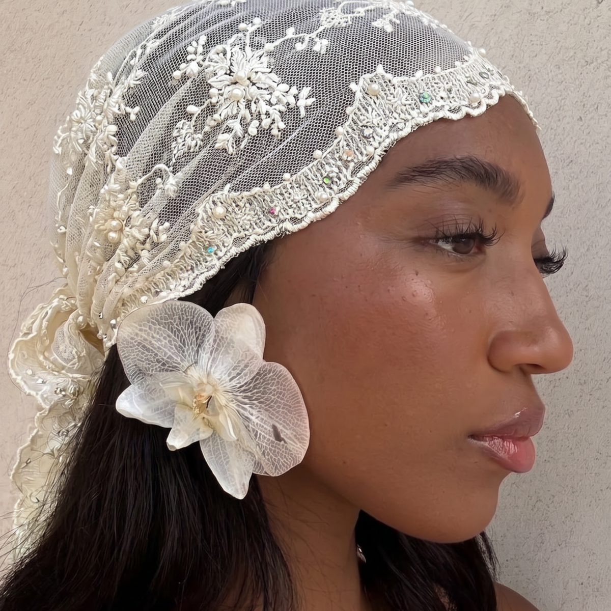 Écharpe carrée pour femme, châle élégant à fleurs et dentelle, avec pompons, accessoire de mode printemps-été pour photos