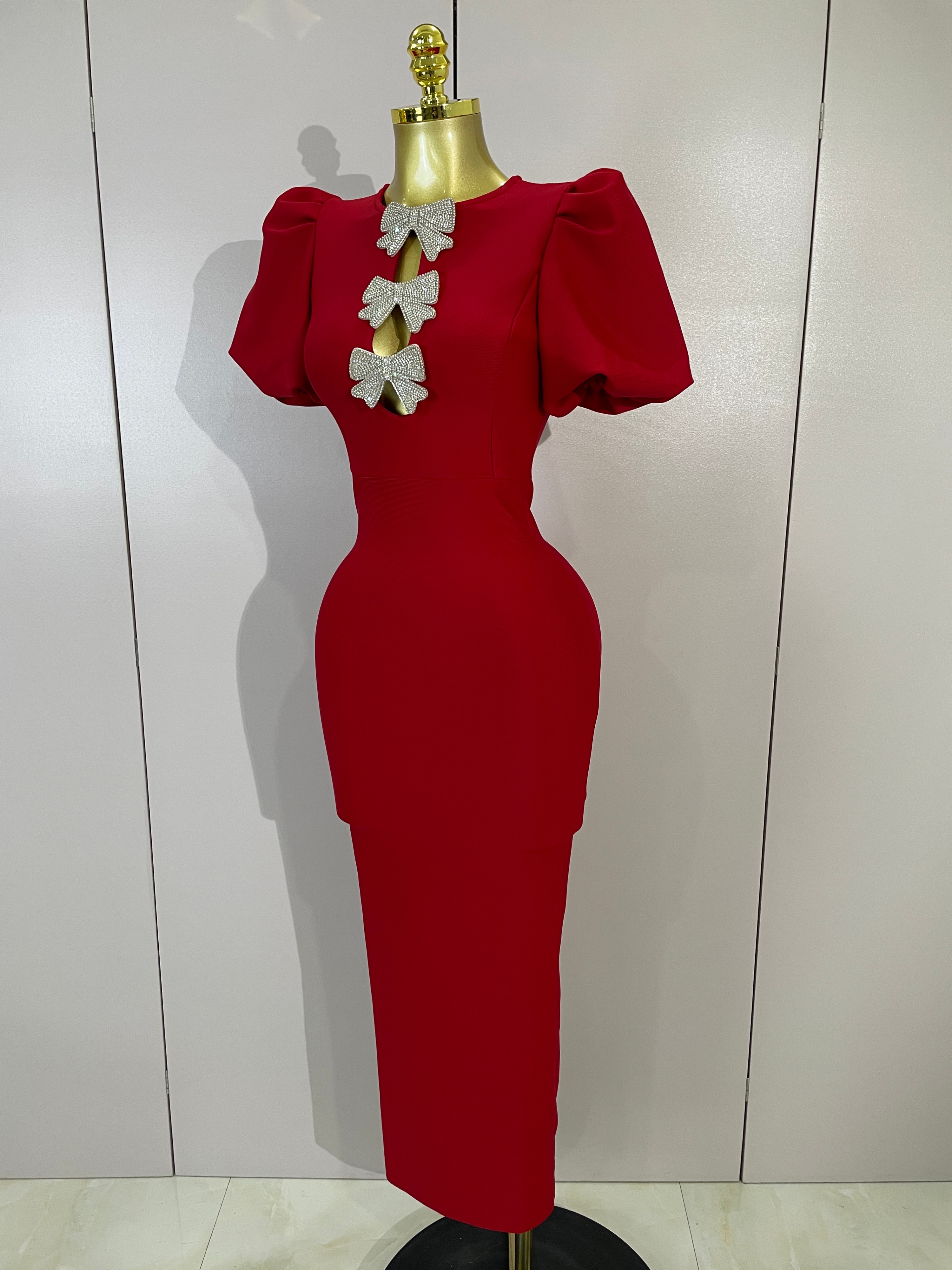 Robe longue moulante rouge à découpes sexy avec nœud brillant et manches courtes pour femme, idéale pour soirée, fête, anniversaire, club, bal de promo, en tricot