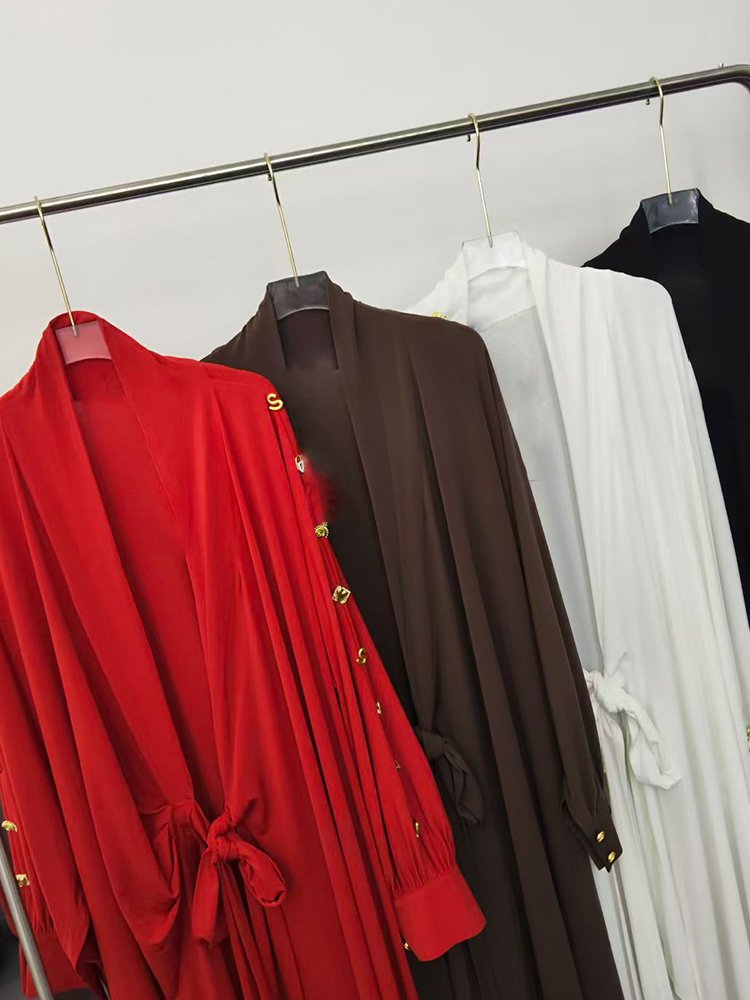 Vêtements pour femmes de créateur, boutons en métal sur les deux côtés, robe style cardigan, taille à nouer, mode, jupe longue ample