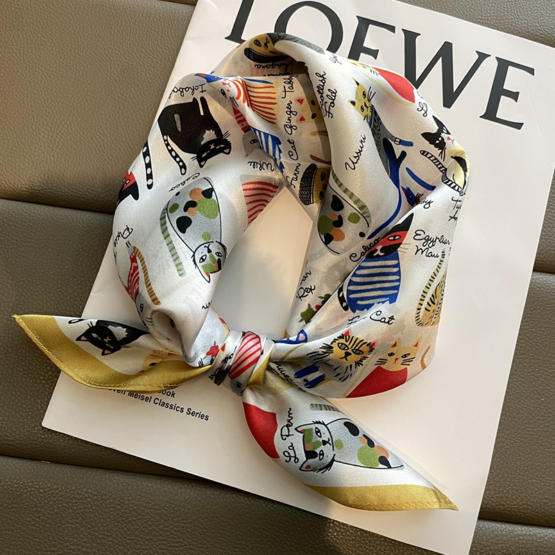 Marque de luxe carré foulard en soie femmes châle bandeaux petit foulard doux chat imprimé femme Bandana Satin Hijab foulards 70 cm