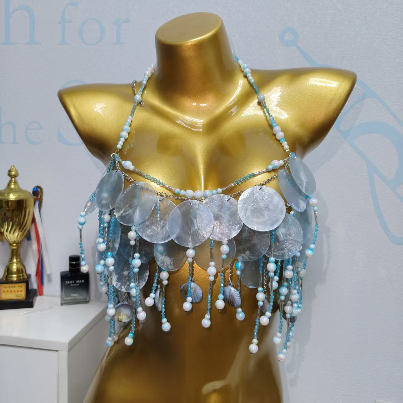 Chaîne de corps artisanale en résine perlée et coquillages, style haut de bikini, dos nu, licou, camisole, avec pompons, pour l'été, la plage et les tenues de soirée