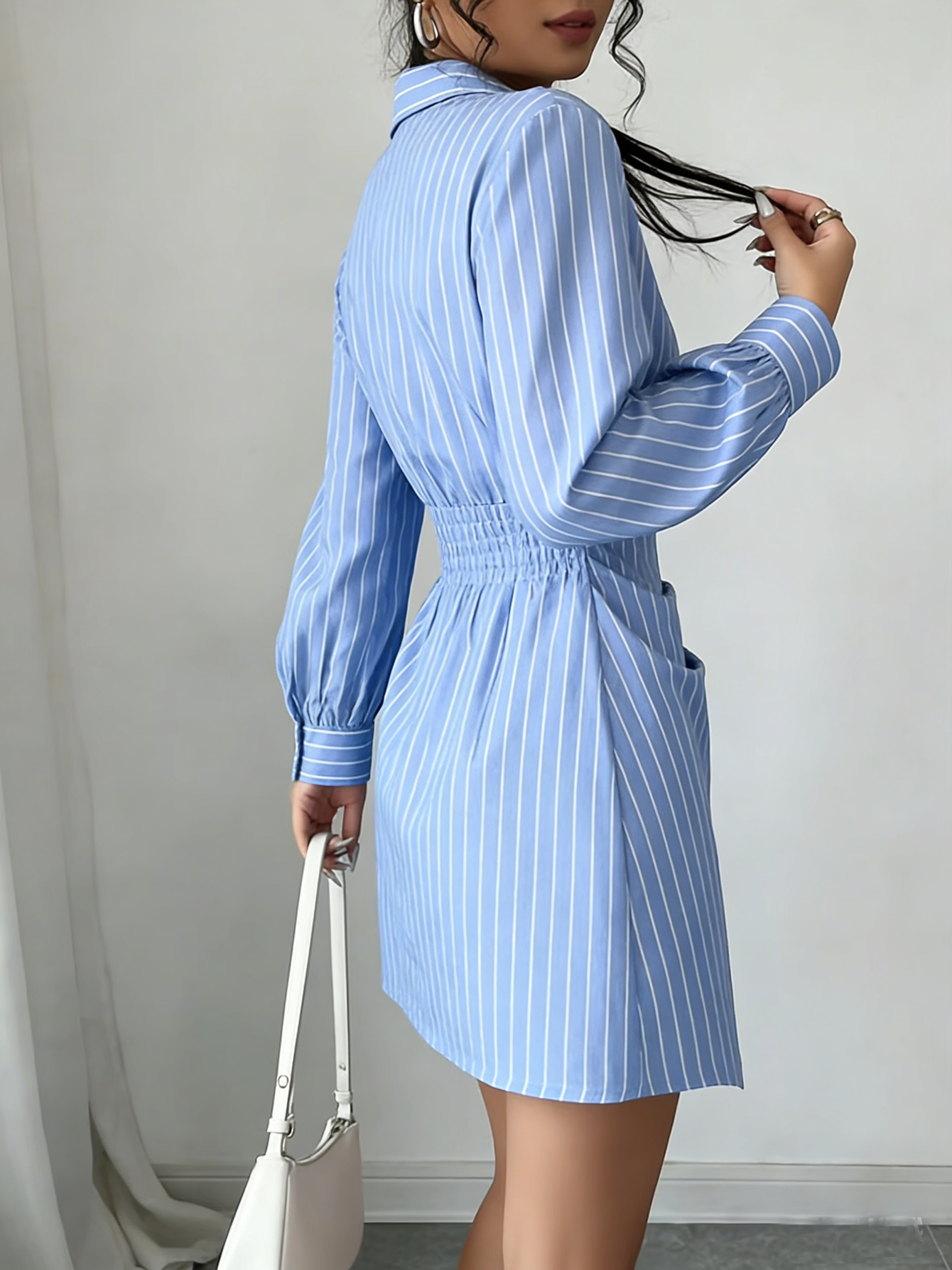 Robe Mini Chic Rayée à Col V et Fronces pour Femme – Nouvelle Collection Printemps-Été – Style Preppy Idéale pour le Bureau, les Rendez-vous et les Tenues Habillées