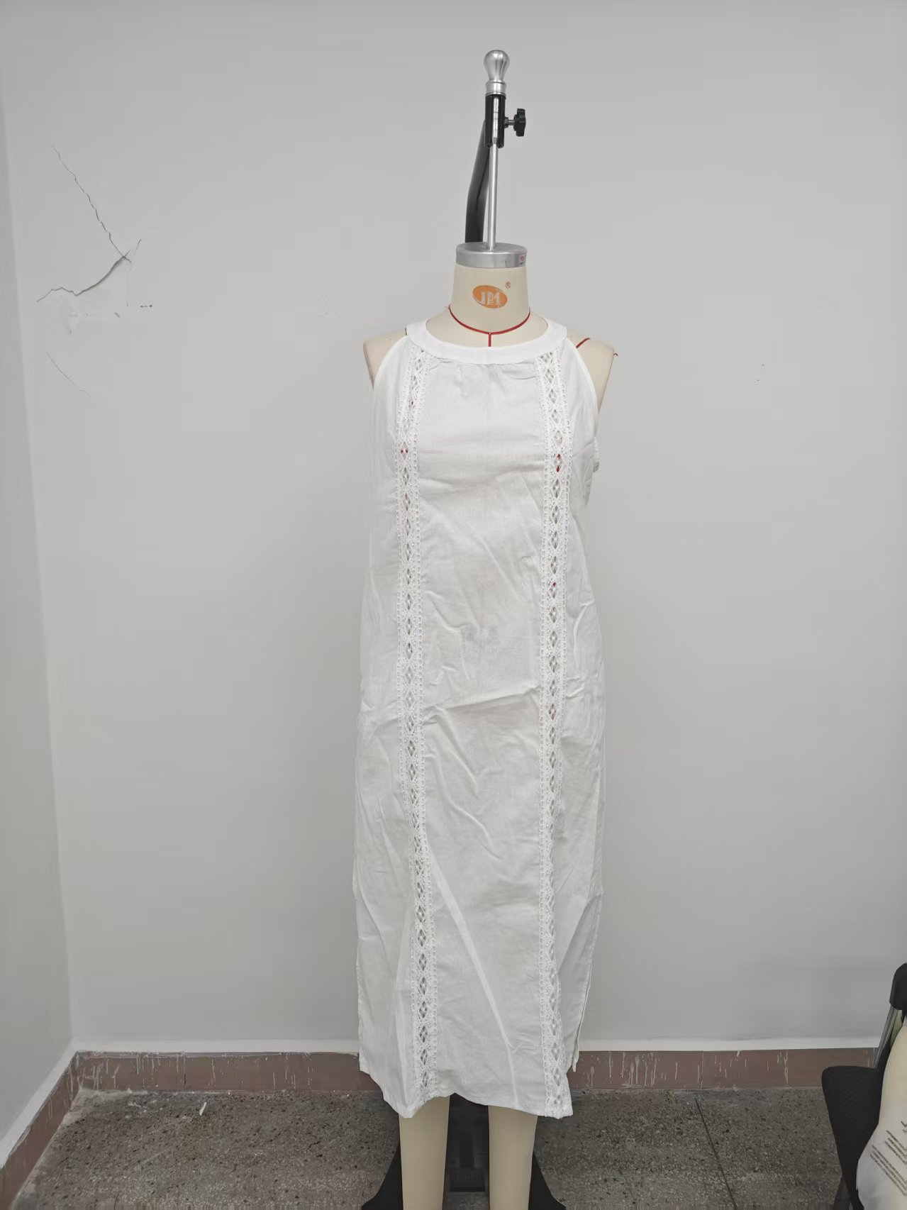 Collection Printemps 2026 Vêtements Femme : Robe de Vacances à Col Noué avec Accents en Dentelle Couleur Unie, Sans Manches.