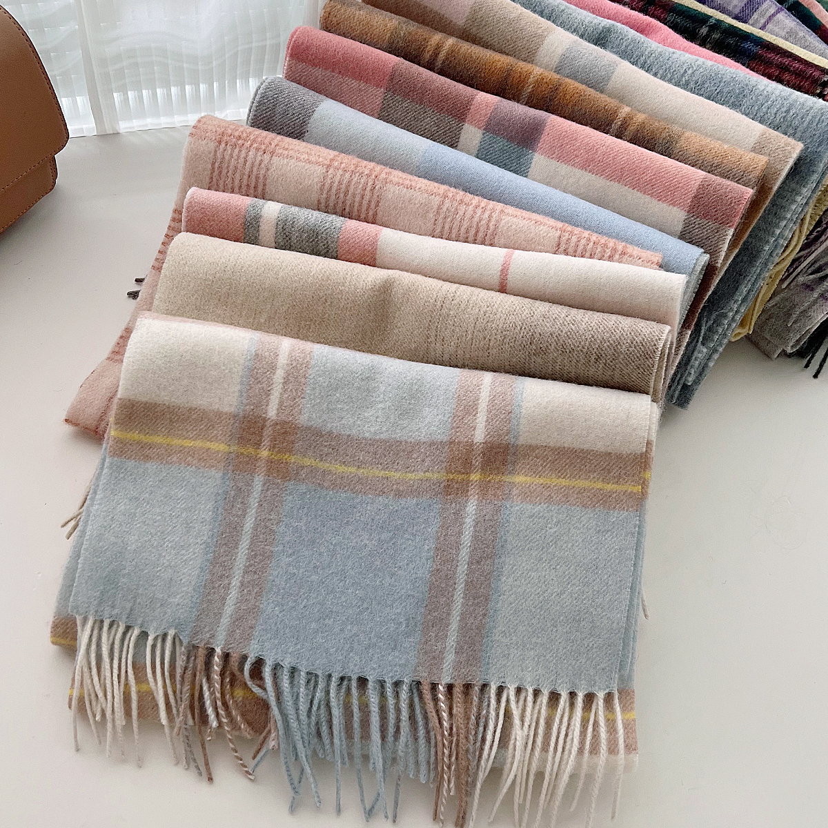 100% laine écharpe pour femmes hommes Style britannique Tartan Plaid cachemire foulards avec gland femme hiver chaud cou écharpe châle 2024