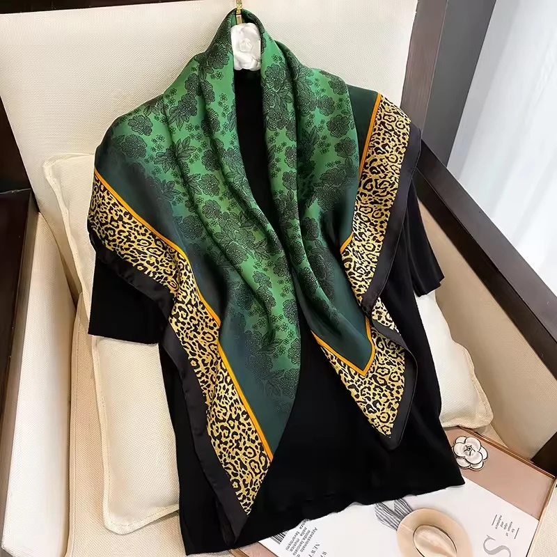 Grand foulard carré en soie 90x90cm pour femme – Foulard de tête en satin inspiré des créateurs de luxe, châle polyvalent, écharpe de cou et hijab
