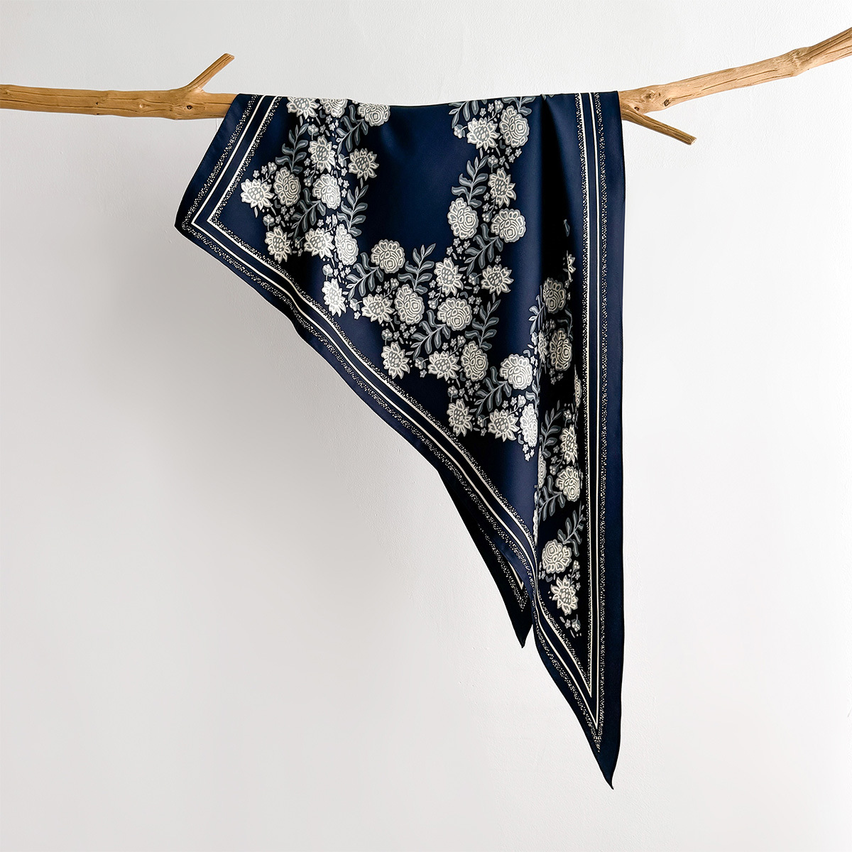 Foulard triangulaire de créateur pour femme, en satin effet soie, imprimé, utilisable comme foulard de tête, foulard de cou, bandana pour cheveux, châle ou écharpe.
