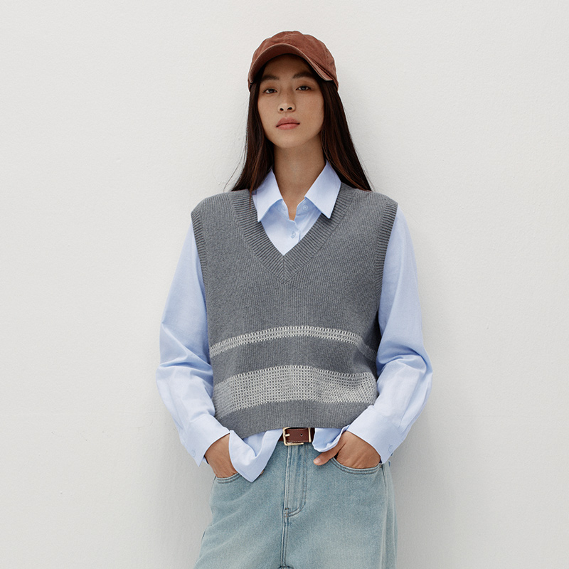 Chemise d'hiver pour femmes Semir, rayée, col en V, tissu brossé, design minimaliste, ensemble deux pièces, nouvelle collection hiver 2026, pour usage quotidien.