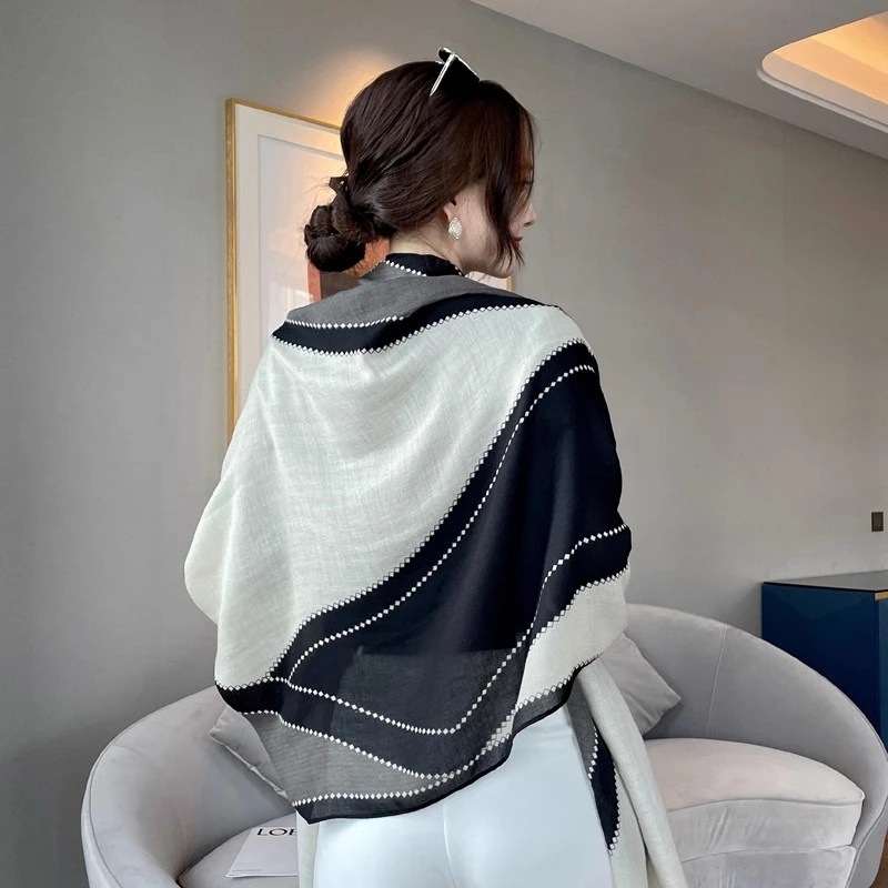 Écharpe d'hiver fine en coton et lin pour femmes, simple et haut de gamme, avec un assortiment de couleurs beige et noir, écharpe-chemise à double usage pour un usage quotidien.