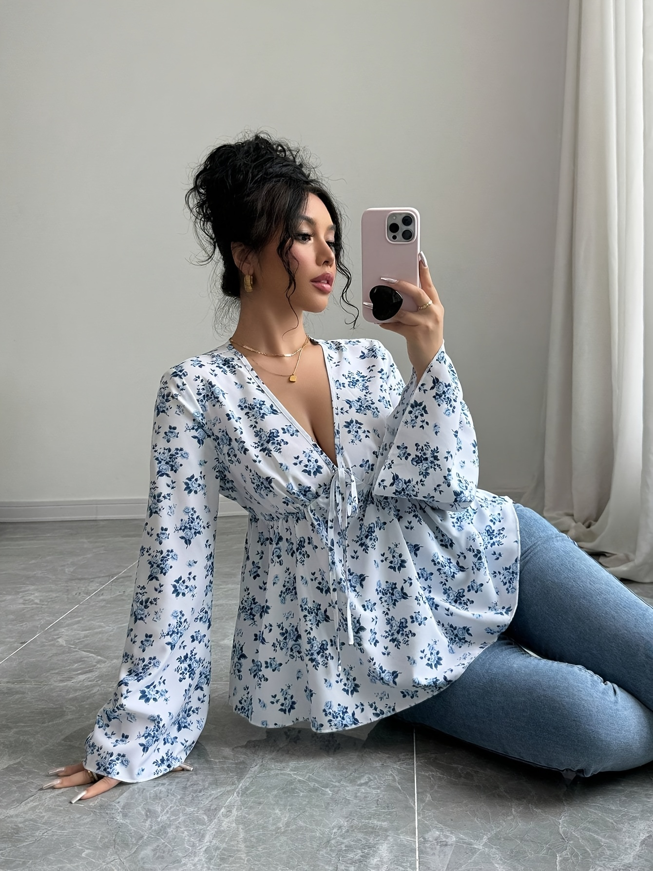 Vêtements pour femmes avec un col en V, une coupe ajustée, des motifs floraux délicats, des manches longues et un style polyvalent adapté aux femmes