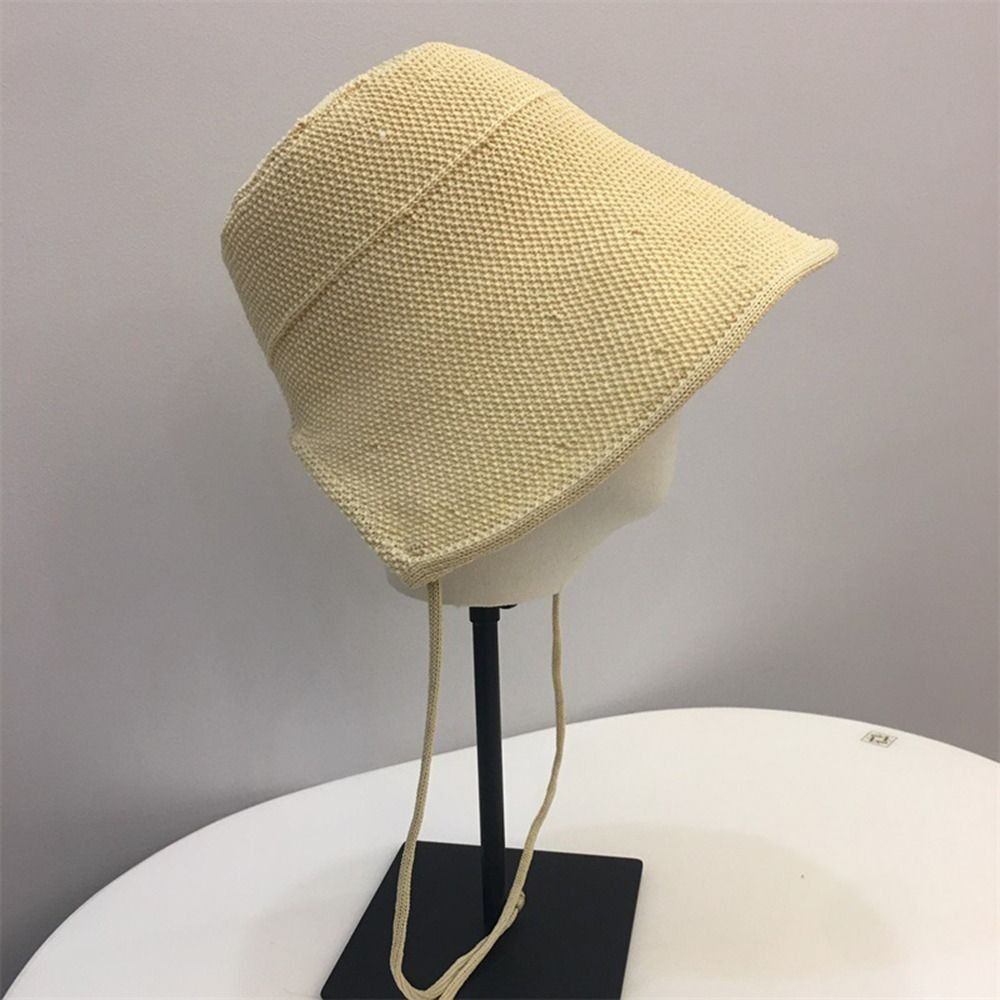 Grand chapeau de soleil à large bord en paille de lin avec sangles réglables, fermeture à lacets, motif géométrique et accent nœud