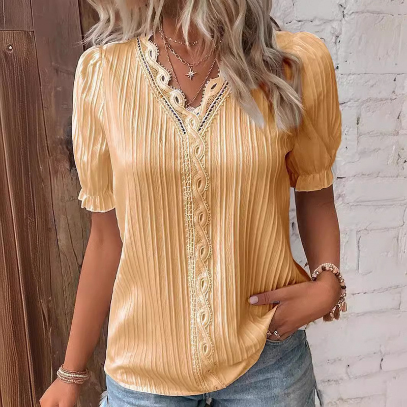 Chemisier en mousseline uni pour femme, col en V, manches courtes, coupe ample, avec détails en dentelle, style simple et élégant, idéal pour l'été et le style urbain