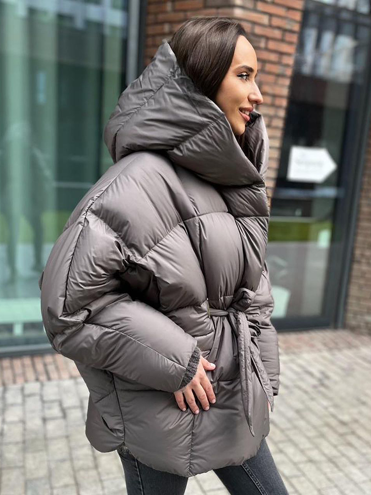 Manteau matelassé à capuche, manches chauve-souris, ceinture à nouer, chaud, collection hiver 2026, vêtement d'extérieur chic, décontracté et tendance pour femmes.