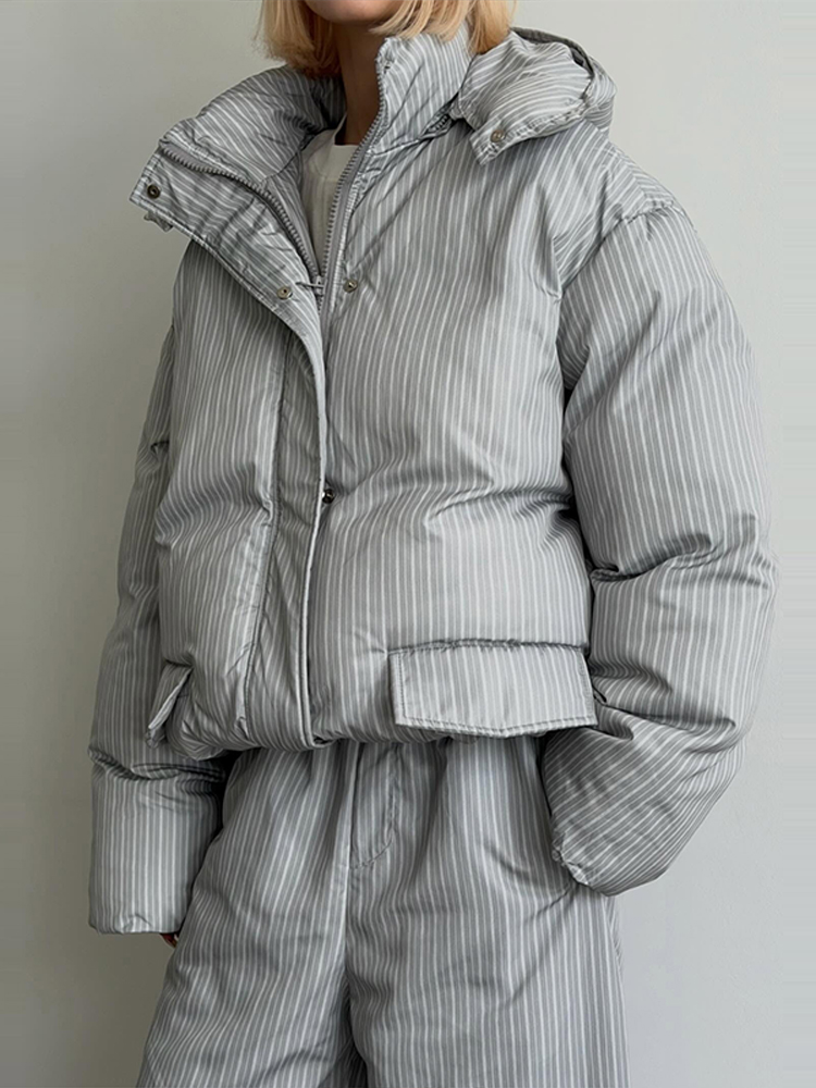 Ensemble décontracté à rayures pour femme avec chapeau, manteau rembourré en coton à manches longues, pantalon droit, ensemble ample pour femme, costume d'automne-hiver 2026.