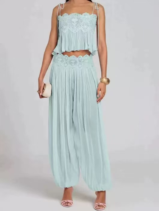Ensemble de pantalons pour femmes en dentelle florale soluble dans l'eau, avec détails ajourés, comprenant un haut court à bretelles spaghetti et des volants, ainsi qu'un pantalon ample plissé de style lanterne, 2 pièces.