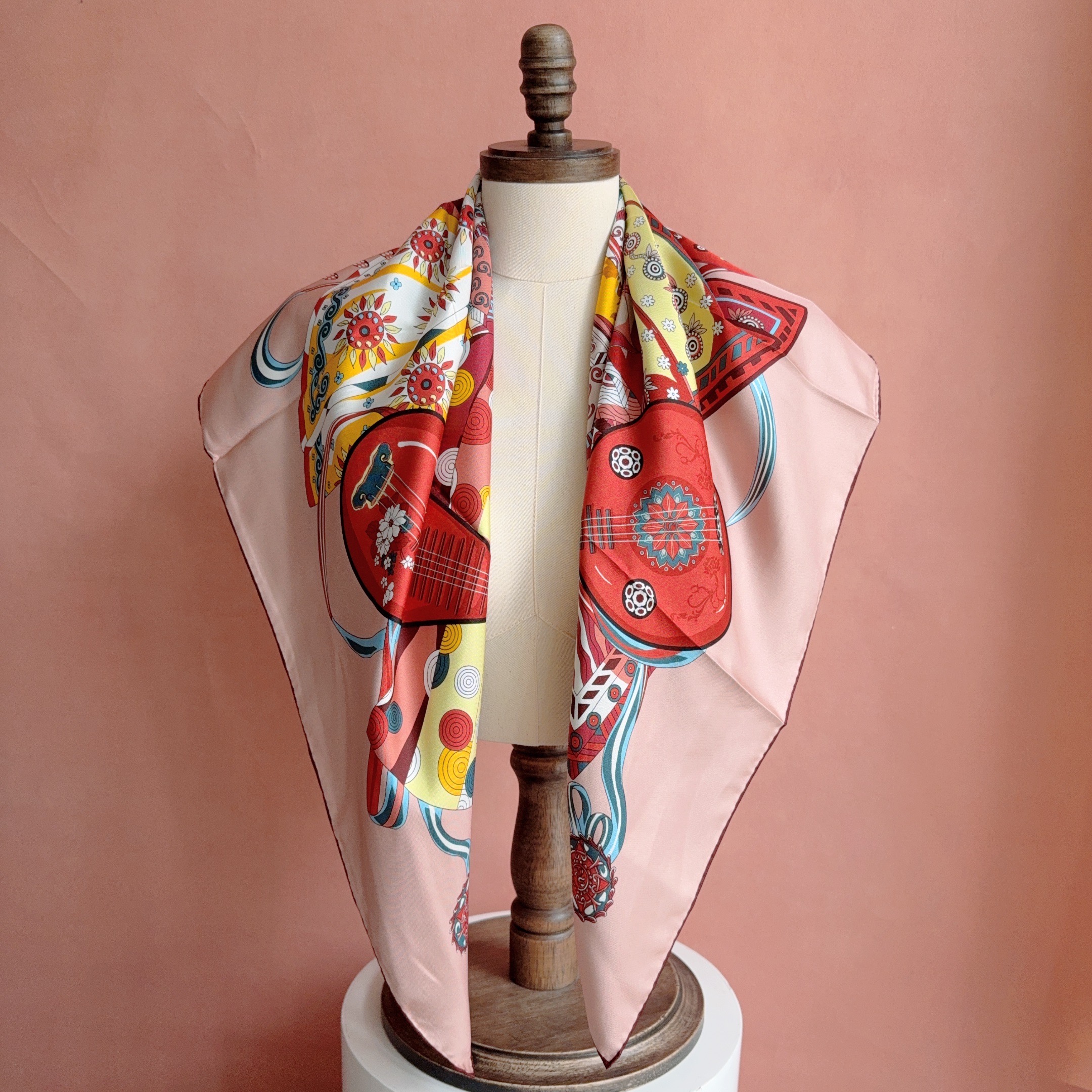 Nouveau Foulard Carré Double Face 90x90cm 100% Soie, Motif Instruments Rétro Classiques, Foulard de Tête Tendance pour Femme, Bandana