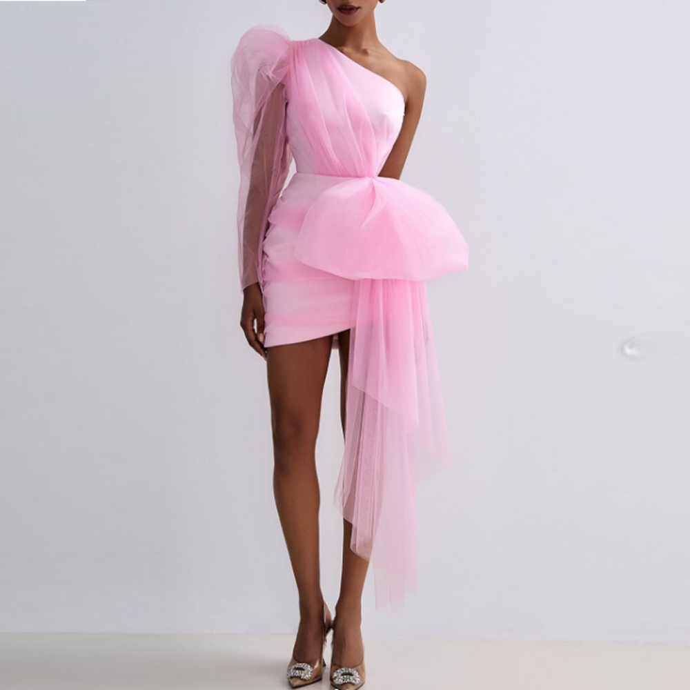 Robe de cocktail rose à une épaule, manches longues transparentes bouffantes, grand nœud, ceinture asymétrique en tulle, robe de soirée courte moulante pour femmes.