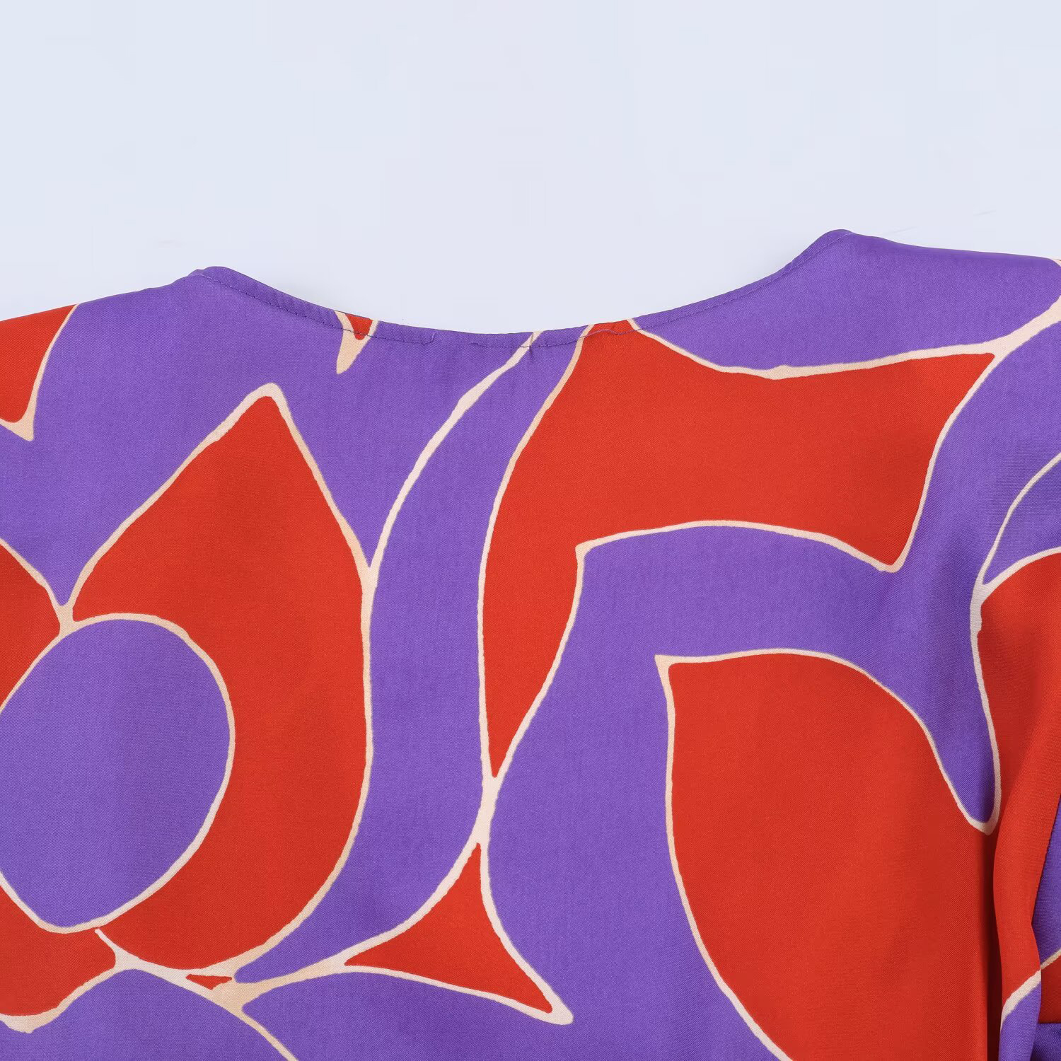 Nouvelle tenue de printemps 2026 pour femmes, style européen et américain, chemise à épaulettes rembourrées en soie imprimée, personnalisée et simple