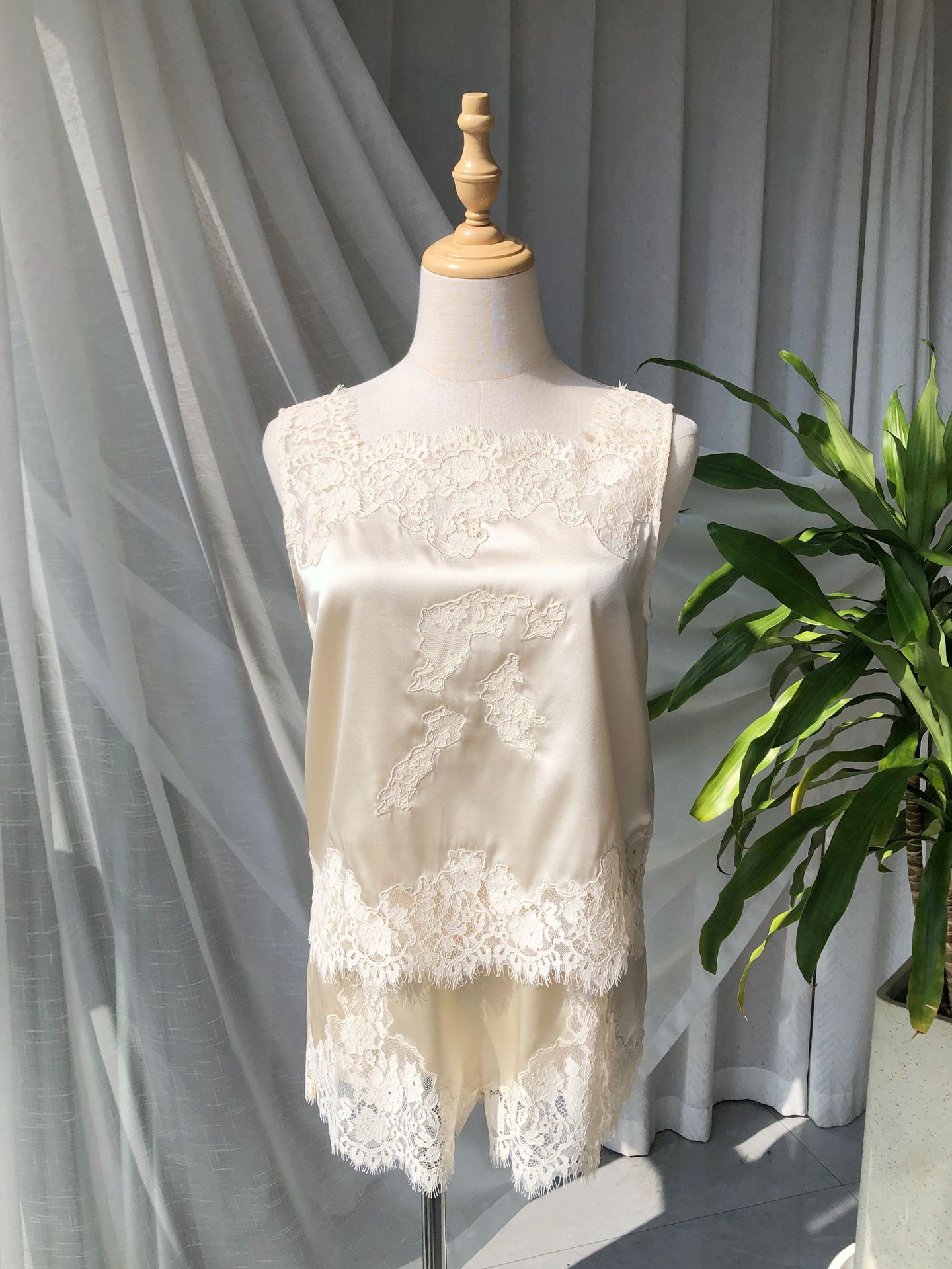 Ensemble en soie 100% pour femmes, broderie en dentelle, patchwork, haut sans manches à col rond + short à taille élastique, costume élégant pour dames, été