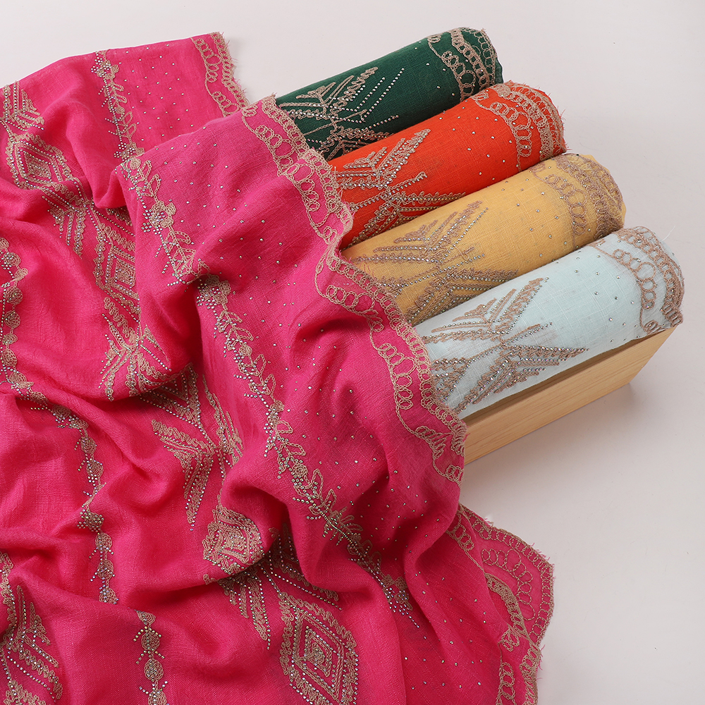 Hijab de luxe doré à broderie ethnique, orné de strass et de dentelle, foulard doux et texturé pour femmes musulmanes.