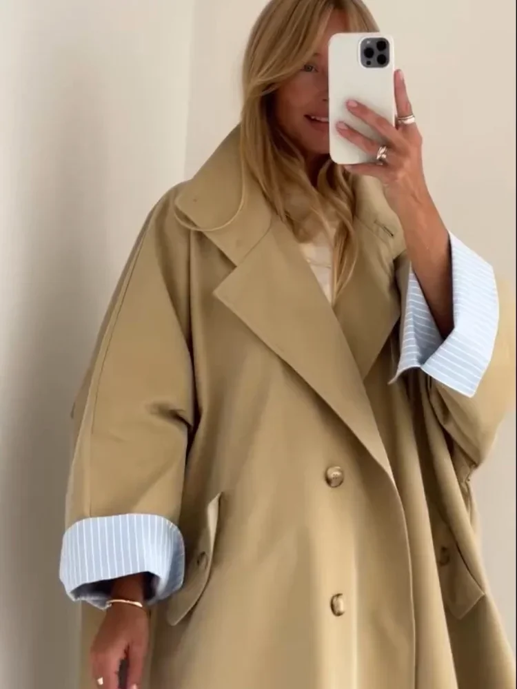 Manteau trench long kaki à rayures color-block pour femme 2026, col large, coupe ample, épaules tombantes, doublure bleue, fente latérale, idéal pour les trajets quotidiens et les sorties