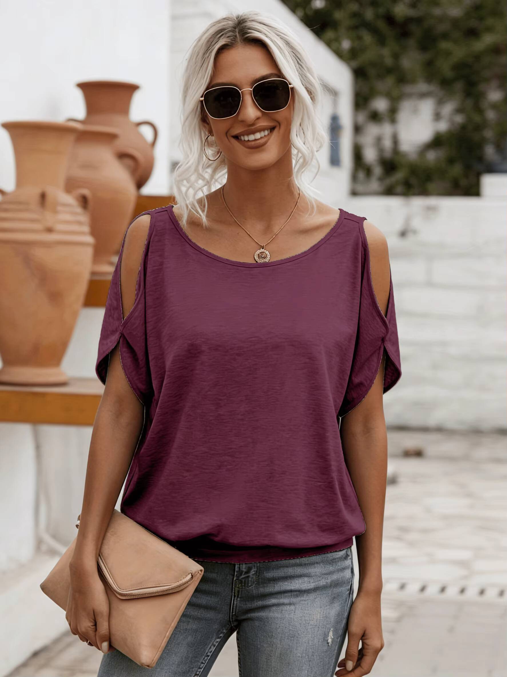 T-shirt femme décontracté à épaules dénudées, haut d'été à manches courtes, design ajouré, confortable et polyvalent, idéal pour le quotidien et la mode.