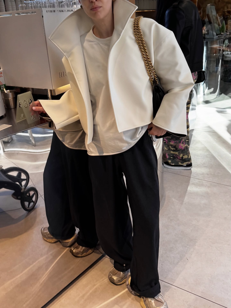 Veste courte décontractée en similicuir blanc à col montant et épaules tombantes pour femme, style coréen, collection 2026, tenue quotidienne