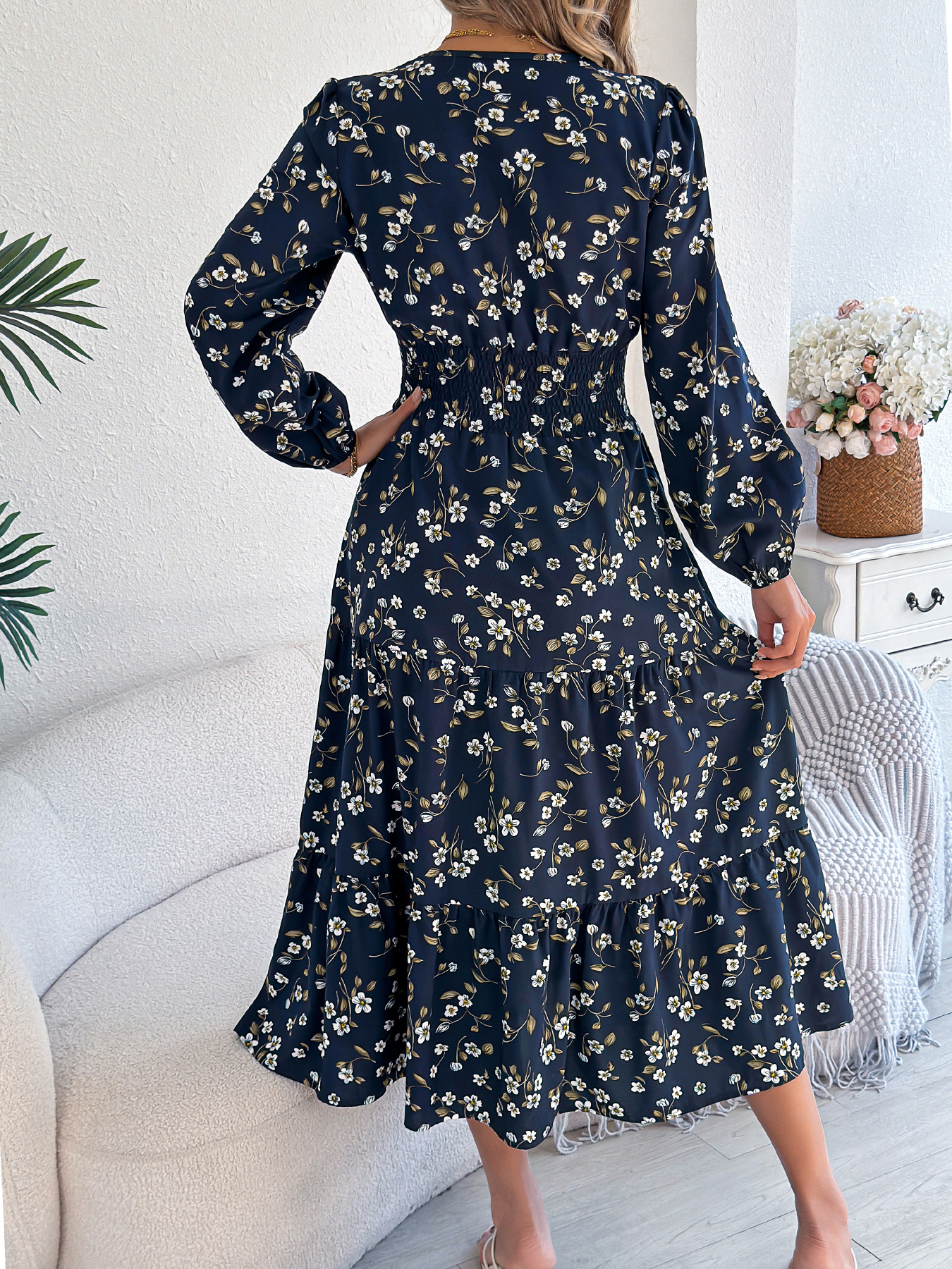 Robe mi-longue à manches longues pour femmes, imprimé floral, col en V, taille smockée, ourlet à volants, pour l'automne, l'hiver et les vacances.