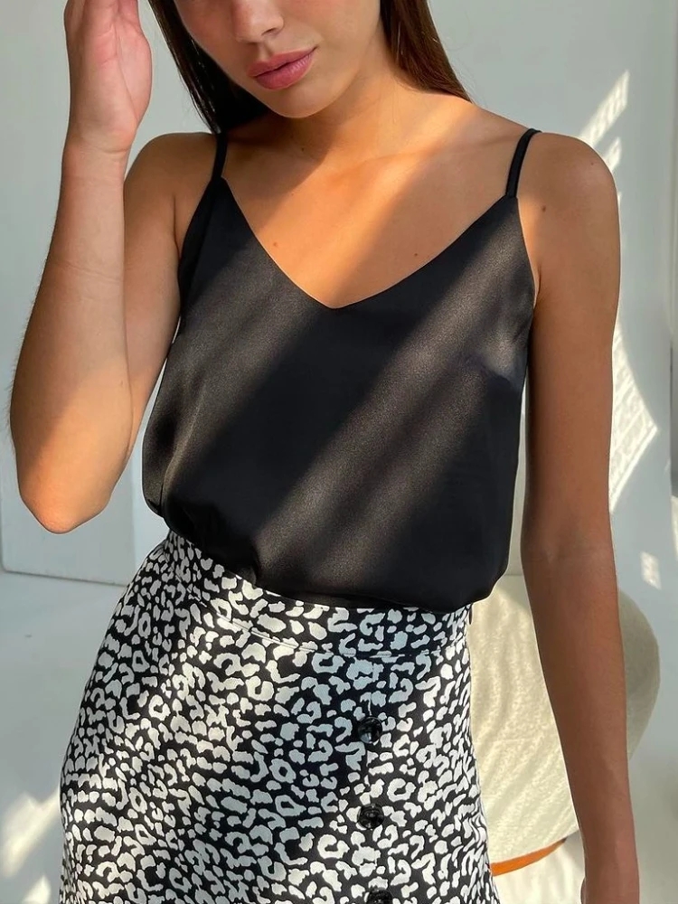 Spaghetti sangle haut femmes licou col en V basique blanc Cami sans manches Satin soie débardeurs femmes été 2026 Camisole