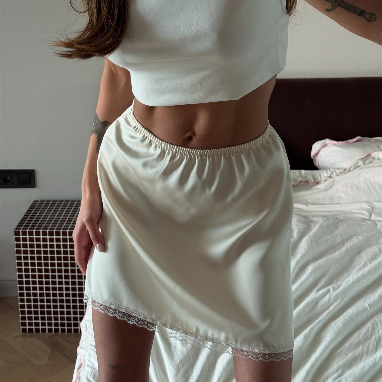 Été Sexy Satin Dentelle Patchwork Mini Jupes Femmes Rue Chic Rouge Taille Haute Jupe Décontracté Mince Taille Élastique Jupe Femme