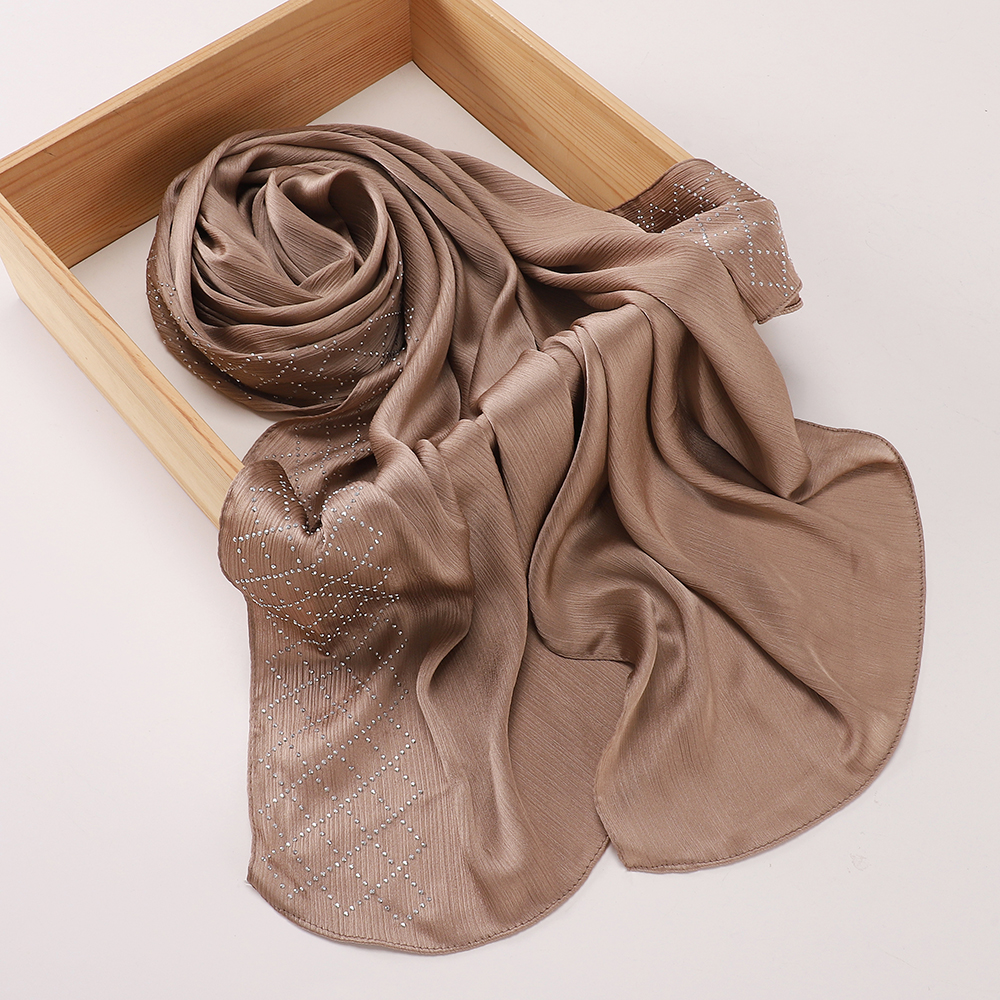 Hijab en satin froissé orné de strass brillants, écharpe de luxe en soie plissée pour femmes, foulard musulman doux et brillant, châle long élégant.
