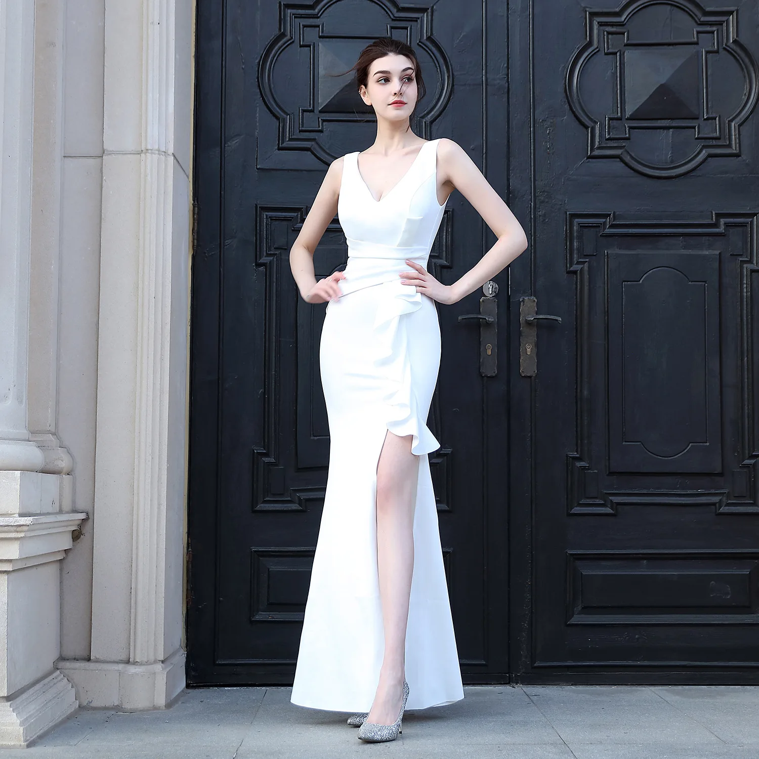 Robe de soirée élégante sans manches pour femmes, avec volants latéraux, fente haute, longue jusqu'au sol, idéale pour les invitées de mariage et les soirées de gala.