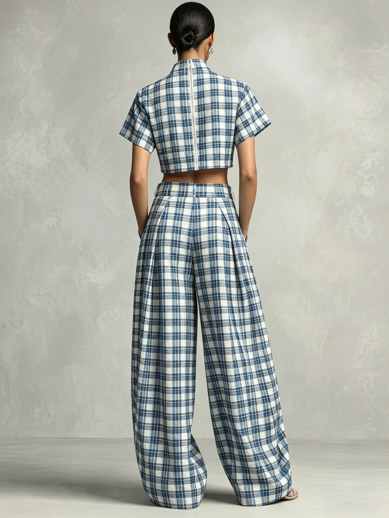 Ensemble deux pièces à carreaux bleus pour femmes, haut court à col montant, pantalon large à taille haute, tenue décontractée élégante