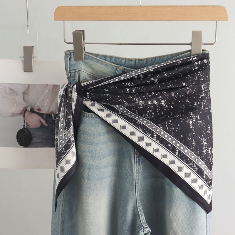 Nouvelle Écharpe Triangulaire Haut de Gamme pour Femme, Tendance et Polyvalente, Idéale pour Décorer les Jeans et les Ceintures