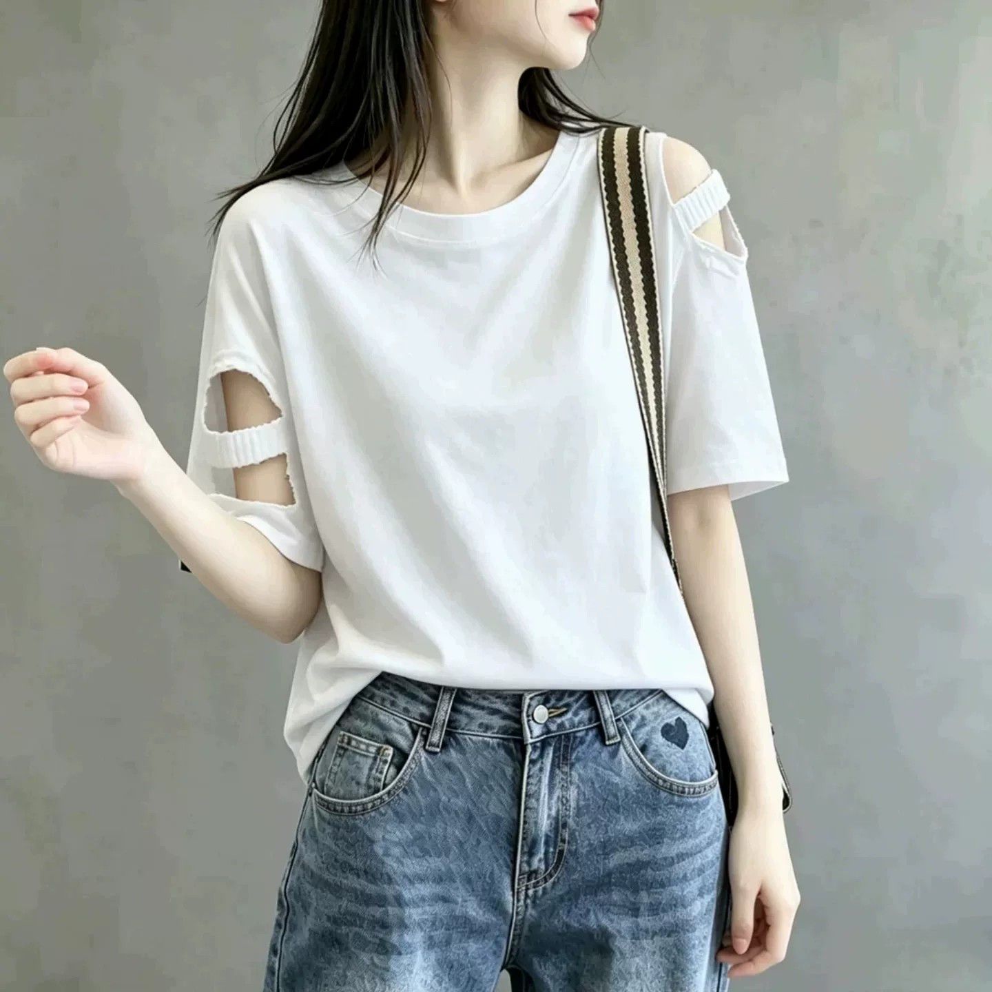 Vêtements pour femmes de grande taille, printemps et été, nouveau t-shirt à manches courtes, couleur unie, ample et fin, style décontracté, épaules dénudées