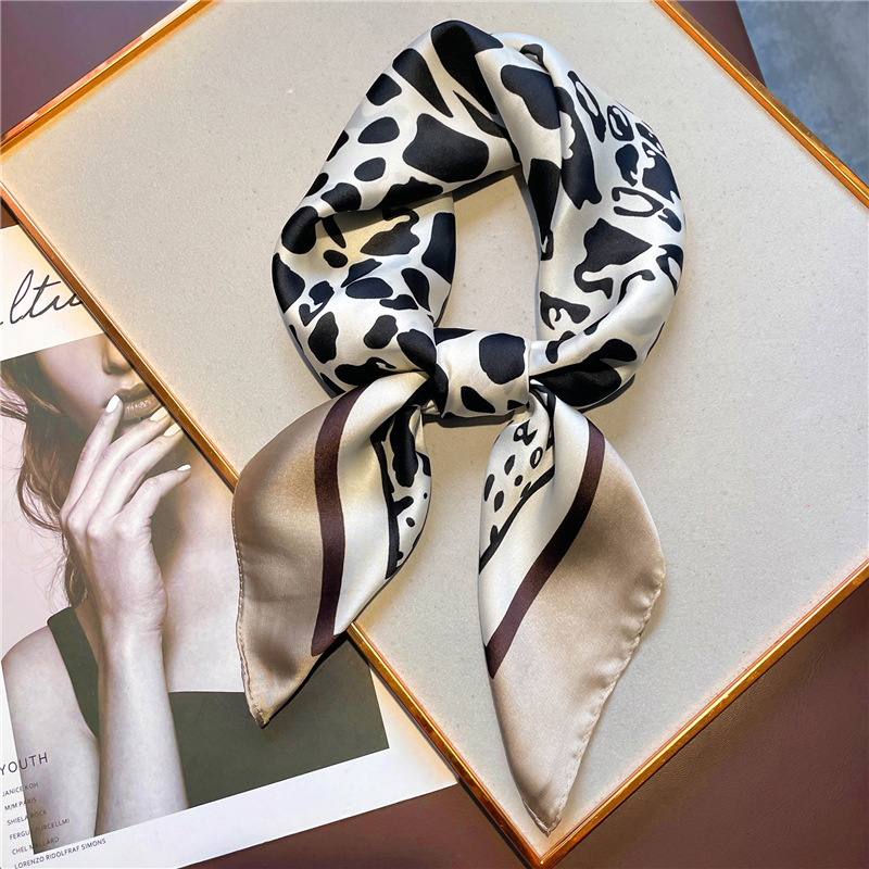Marque de luxe imprimé léopard femmes Imitation soie écharpe carré femmes cou foulards foulard plage bandeau de cheveux femmes Bandana