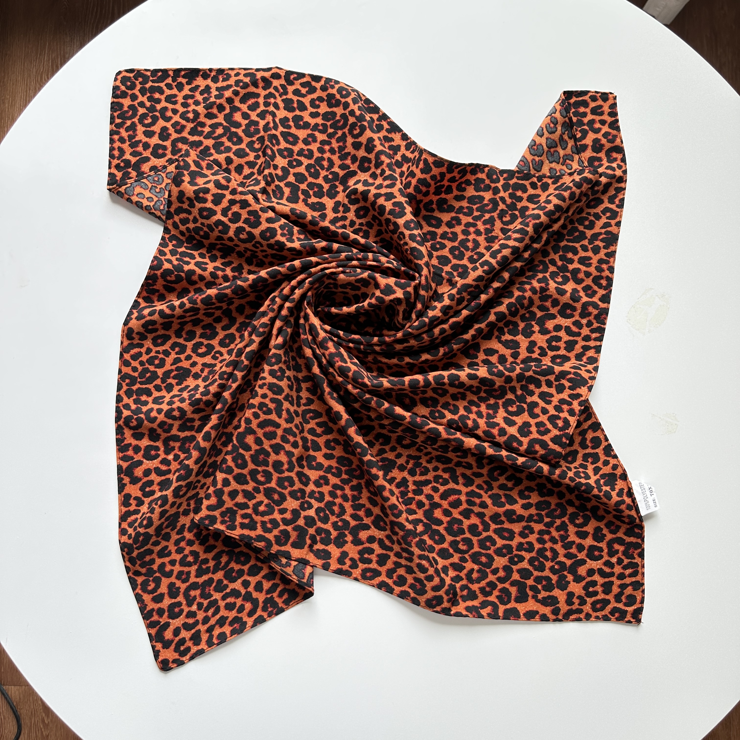 1 écharpe carrée de style bohème de 70 cm à imprimé léopard pour femme, écharpe châle multifonctionnelle décontractée pour le printemps et l'été, adaptée à un usage quotidien et aux sorties