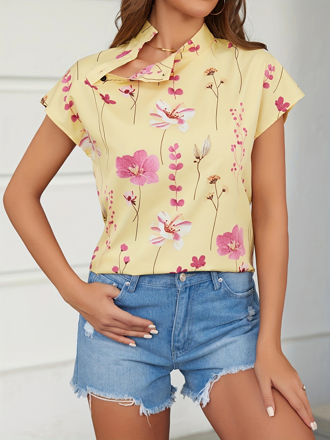 Mode féminine : un design polyvalent à imprimé floral, un haut à manches courtes boutonné à col exquis.