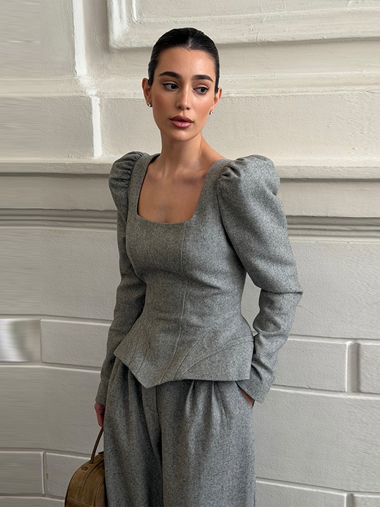 Ensemble élégant en laine pour femme, comprenant un haut à manches longues et col en V, un chemisier plissé et un pantalon droit, collection automne-hiver 2026.