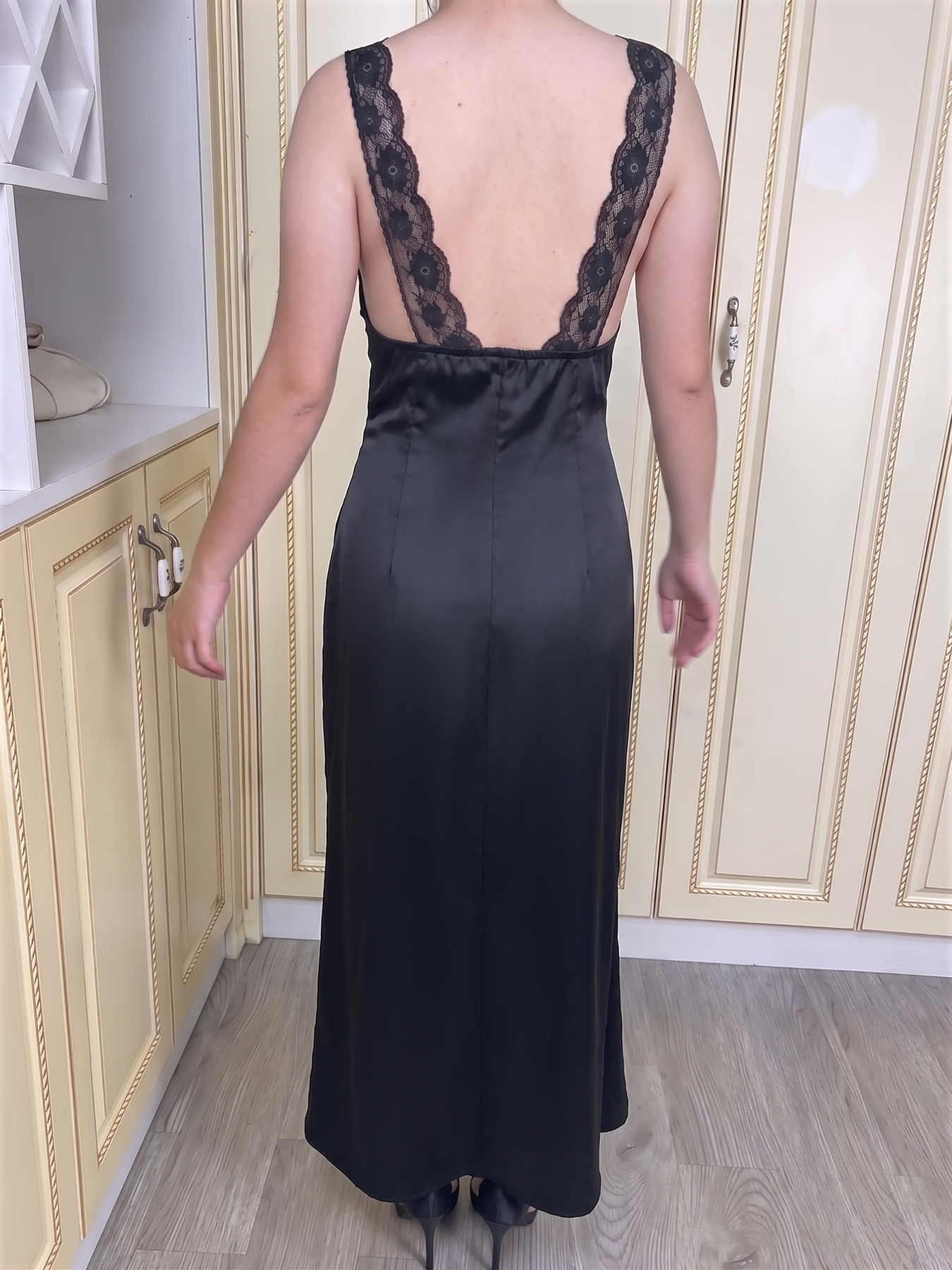 Robe longue élégante en satin noir pour femmes, avec bordure en dentelle florale, découpe à la taille, bretelles spaghetti, coupe moulante, style sirène, pour soirées et bals de promo.