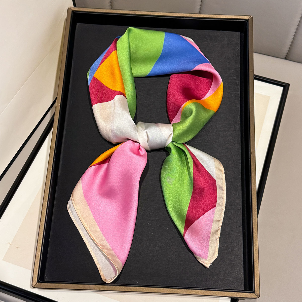 Foulard carré en soie à blocs de couleur géométriques pour femme, doux, toutes saisons, hijab, décoration, bandana, usage quotidien