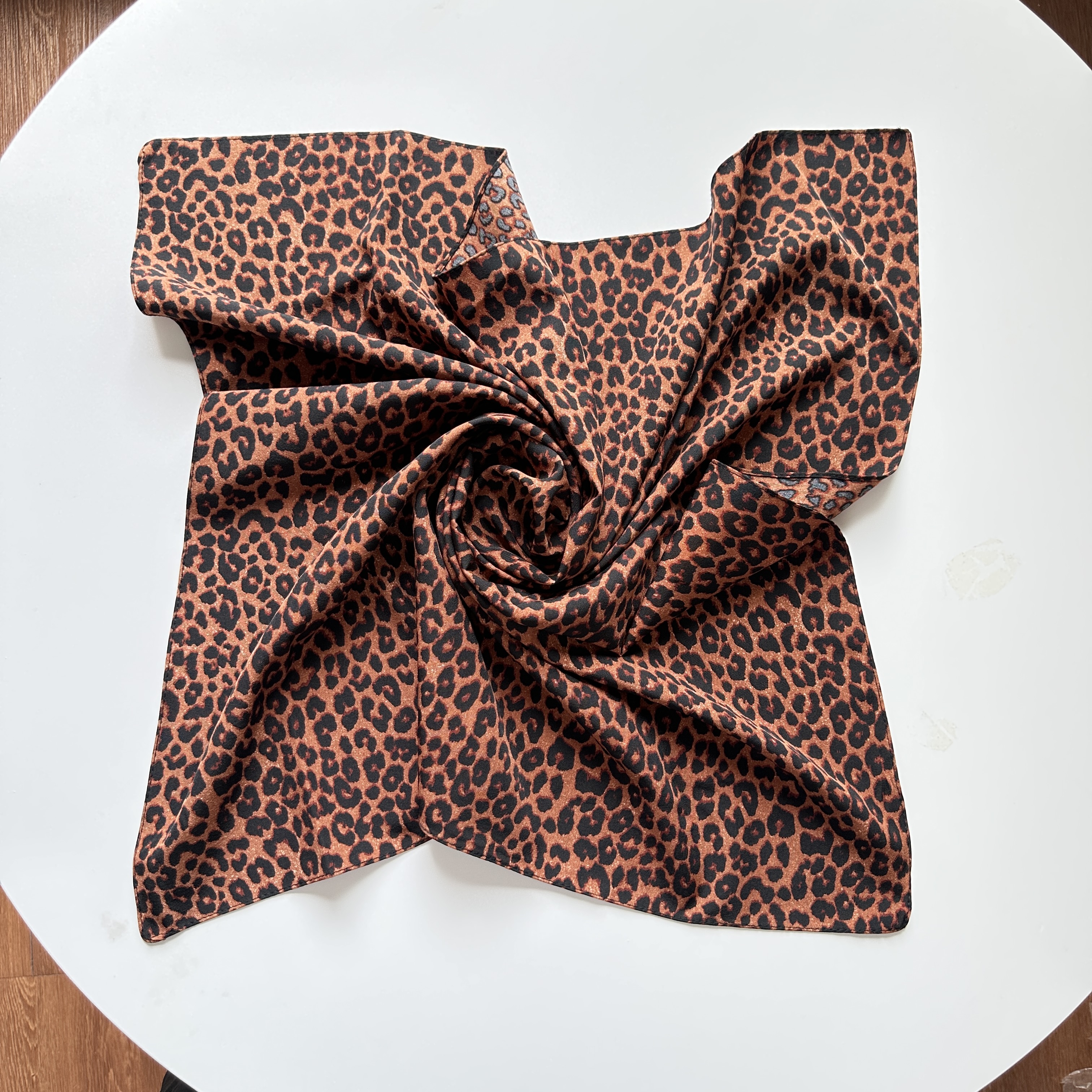 1 écharpe carrée de style bohème de 70 cm à imprimé léopard pour femme, écharpe châle multifonctionnelle décontractée pour le printemps et l'été, adaptée à un usage quotidien et aux sorties