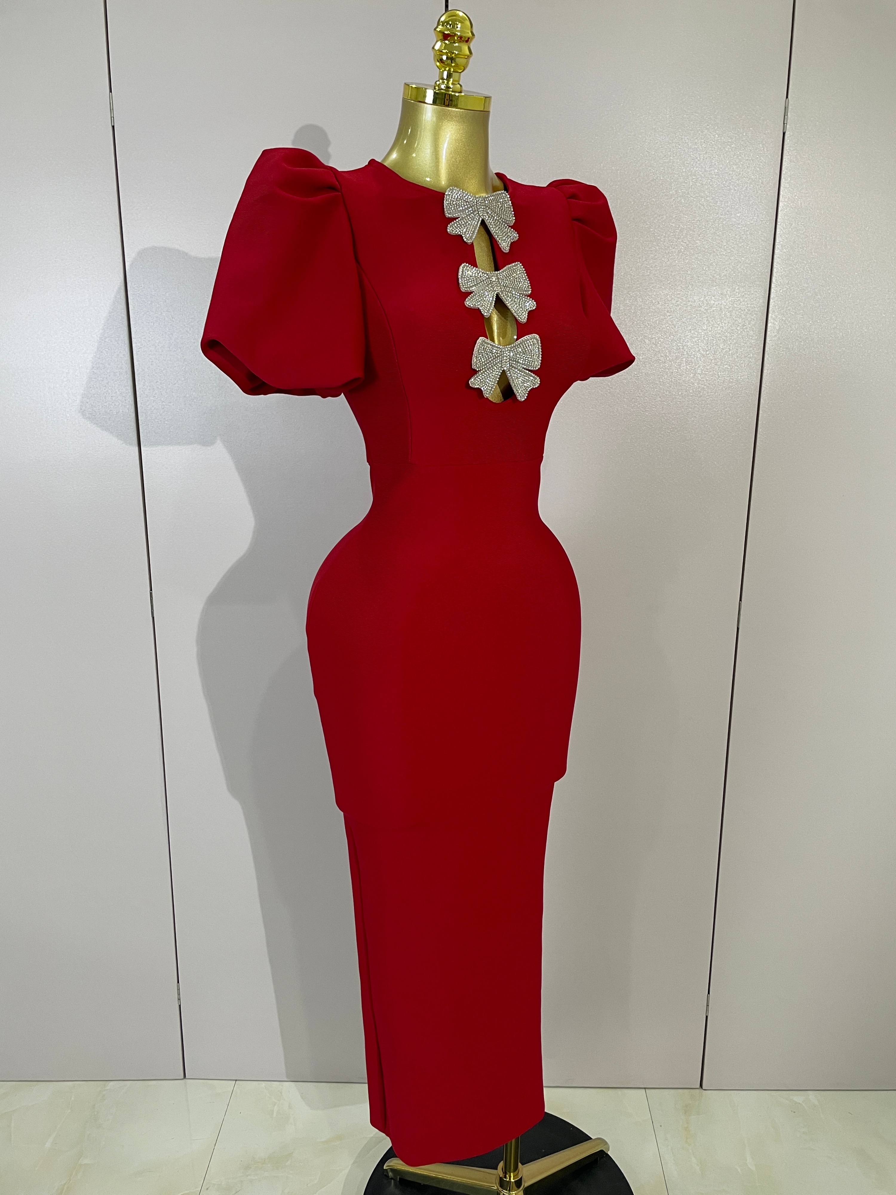 Robe longue moulante rouge à découpes sexy avec nœud brillant et manches courtes pour femme, idéale pour soirée, fête, anniversaire, club, bal de promo, en tricot