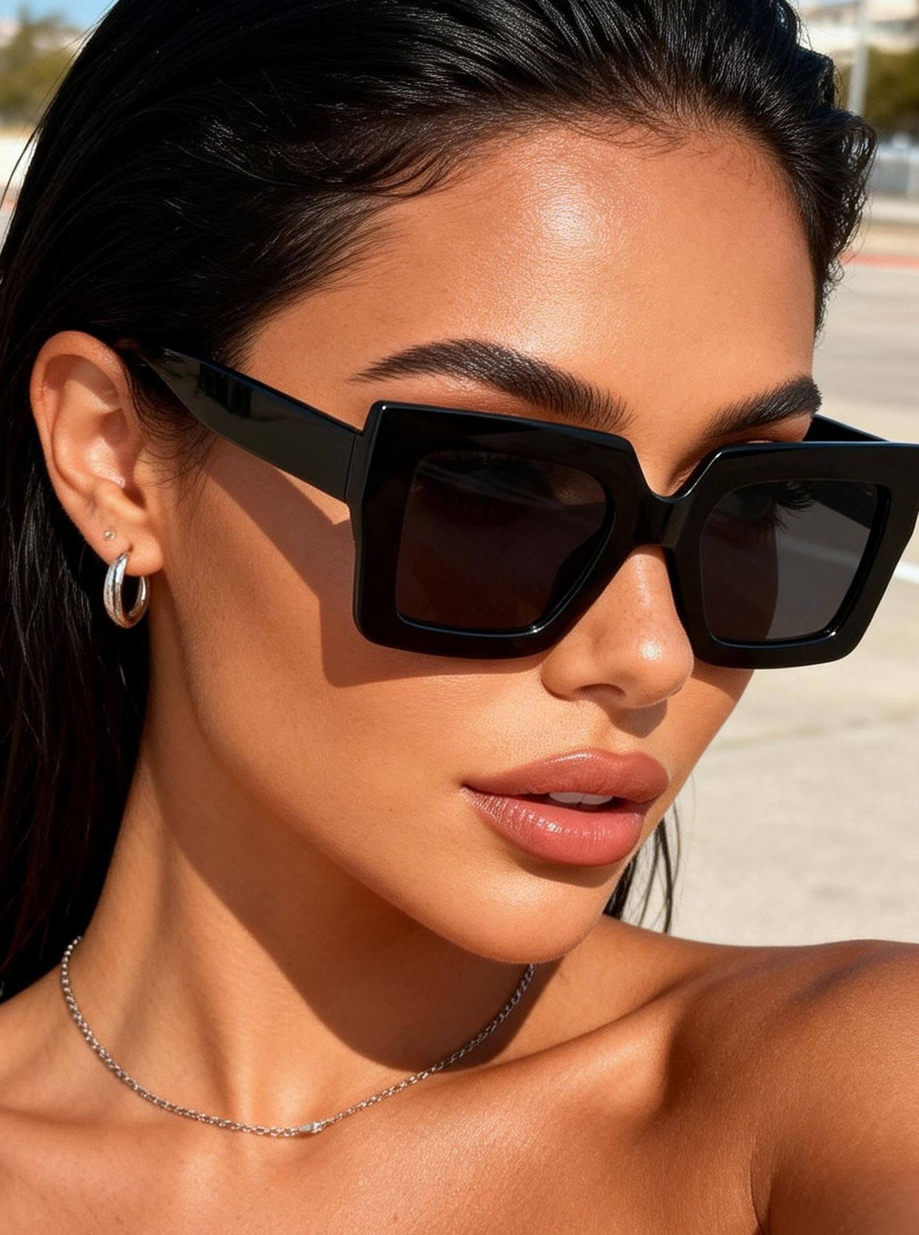 Une paire de lunettes de soleil rétro à monture large et couleur unie pour femmes, idéales pour le shopping, le quotidien, les voyages, les vacances et les cadeaux.