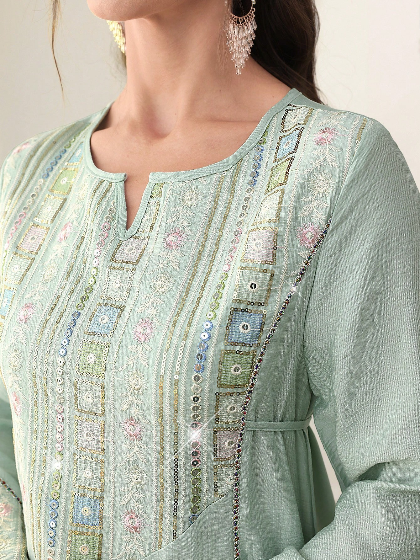 Abaya musulman vert clair, décolleté et poignets brodés à paillettes exquises, parfaits pour les événements semi-formels du moyen-orient, nouvelle collection 2025