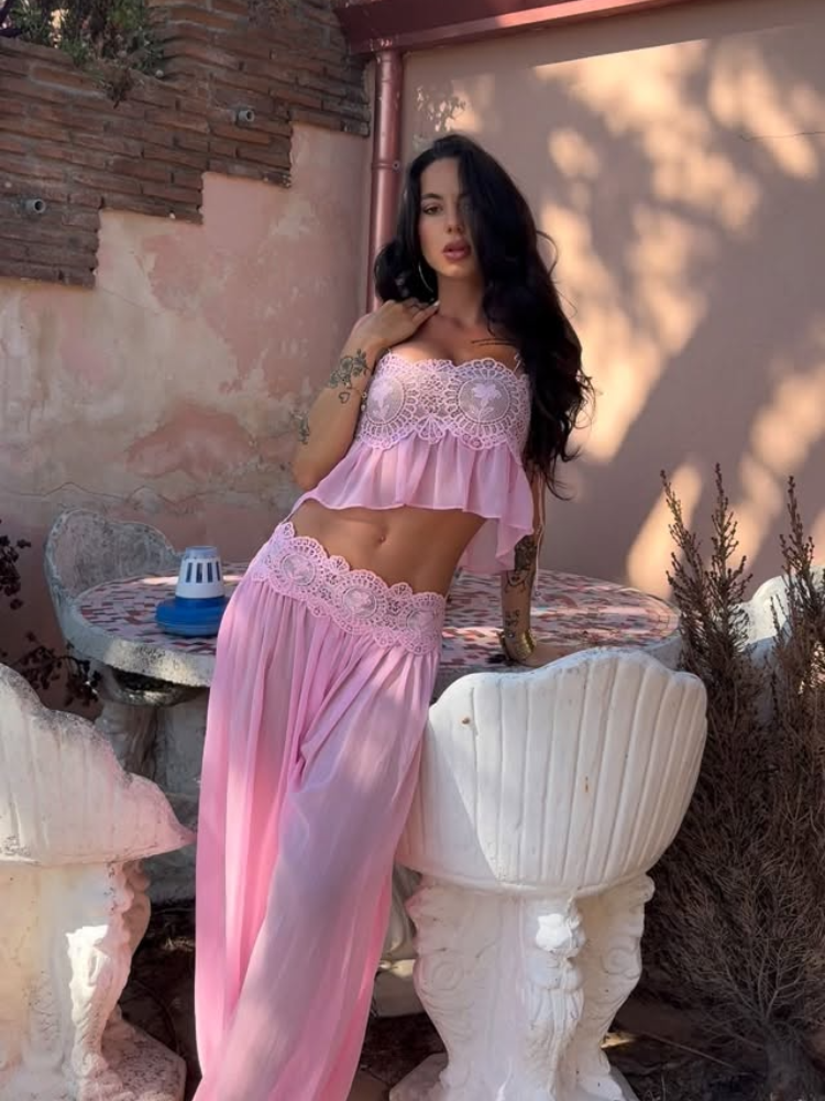 Ensemble deux pièces bohème pour femme en dentelle ajourée, décontracté, avec haut court à bretelles et volants et bas plissé taille haute, pour l'été 2026 et les vacances à la plage