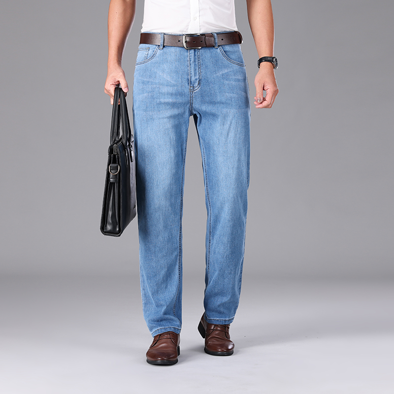Jean droit ample et léger pour homme, collection été 2026, avec badge classique, style décontracté chic, en coton extensible fin